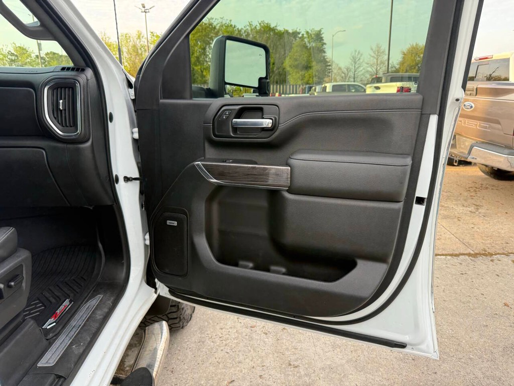 Chevrolet Silverado 2500HD Vehicle Full-screen Gallery Image 11