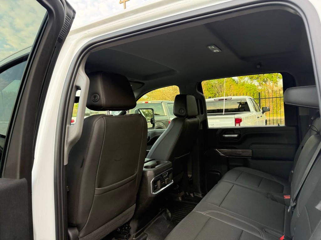 Chevrolet Silverado 2500HD Vehicle Full-screen Gallery Image 12