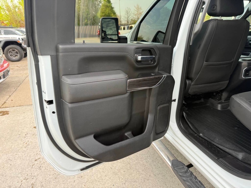 Chevrolet Silverado 2500HD Vehicle Full-screen Gallery Image 14