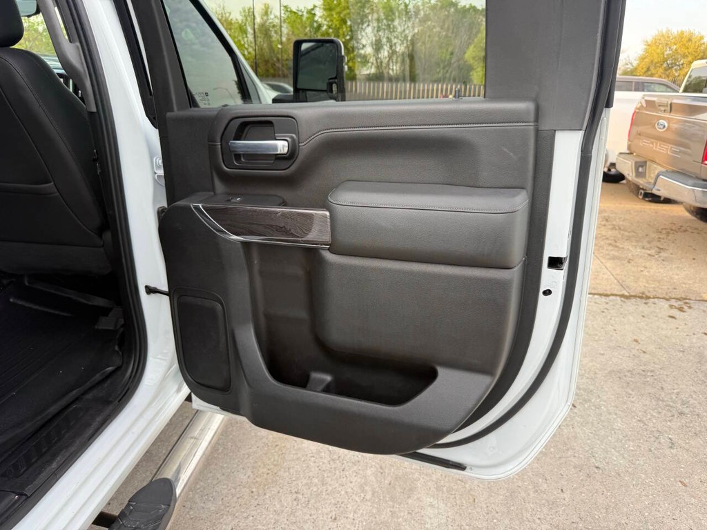 Chevrolet Silverado 2500HD Vehicle Full-screen Gallery Image 16