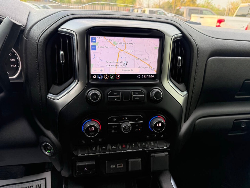 Chevrolet Silverado 2500HD Vehicle Full-screen Gallery Image 24