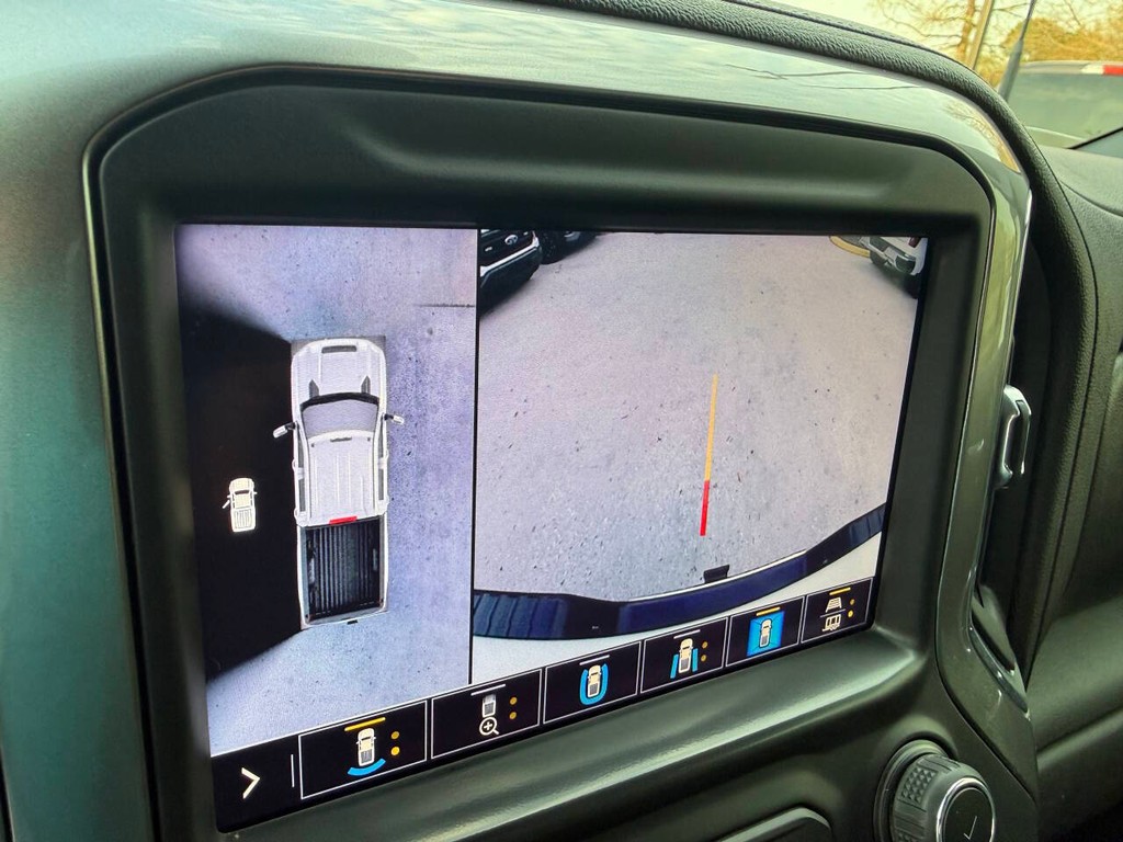 Chevrolet Silverado 2500HD Vehicle Full-screen Gallery Image 26