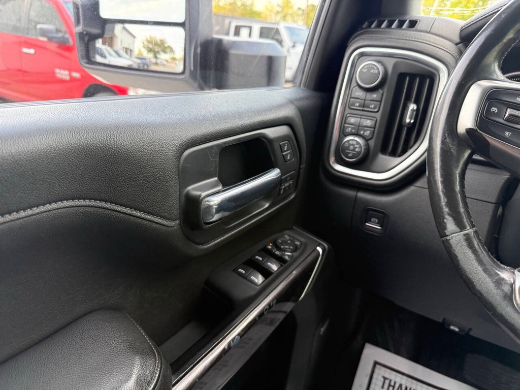 Chevrolet Silverado 2500HD Vehicle Full-screen Gallery Image 30