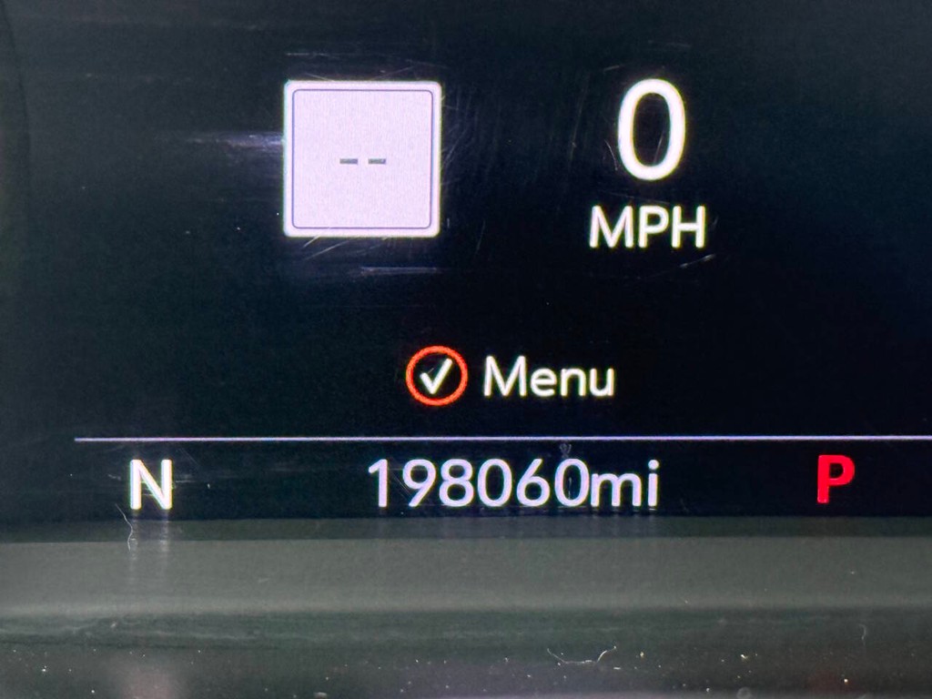 Chevrolet Silverado 2500HD Vehicle Full-screen Gallery Image 32