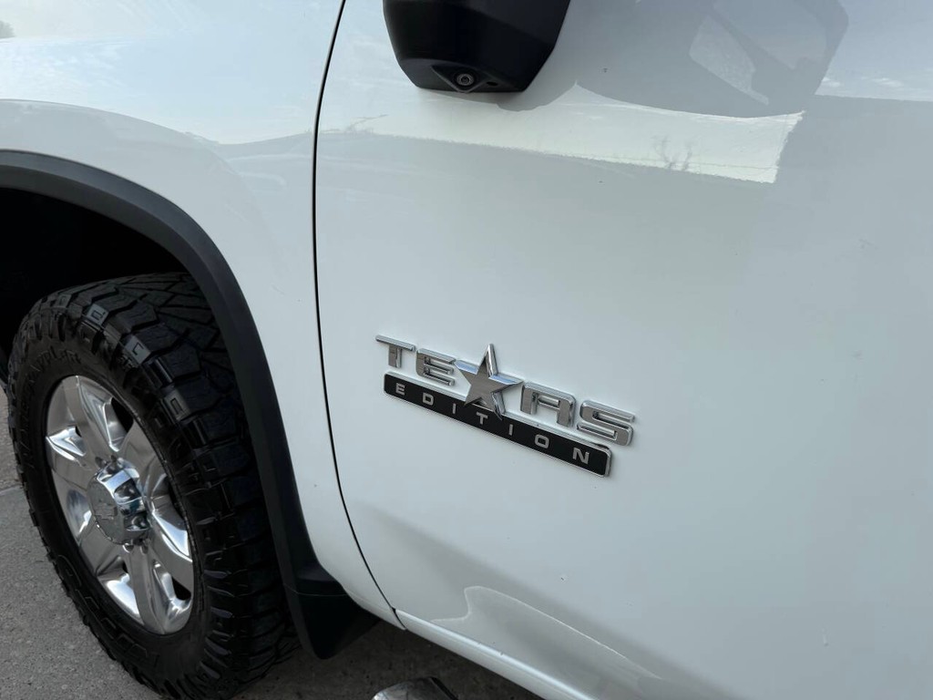 Chevrolet Silverado 2500HD Vehicle Full-screen Gallery Image 36