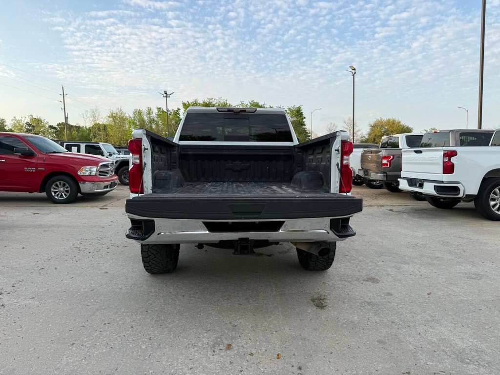 Chevrolet Silverado 2500HD Vehicle Full-screen Gallery Image 38