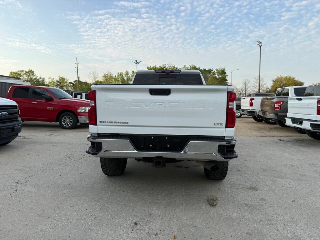 Chevrolet Silverado 2500HD Vehicle Full-screen Gallery Image 40