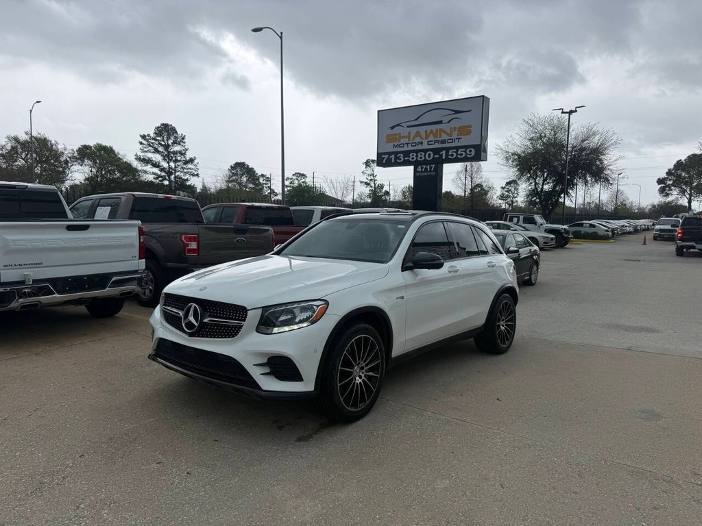 Mercedes-Benz GLC Vehicle Full-screen Gallery Image 03