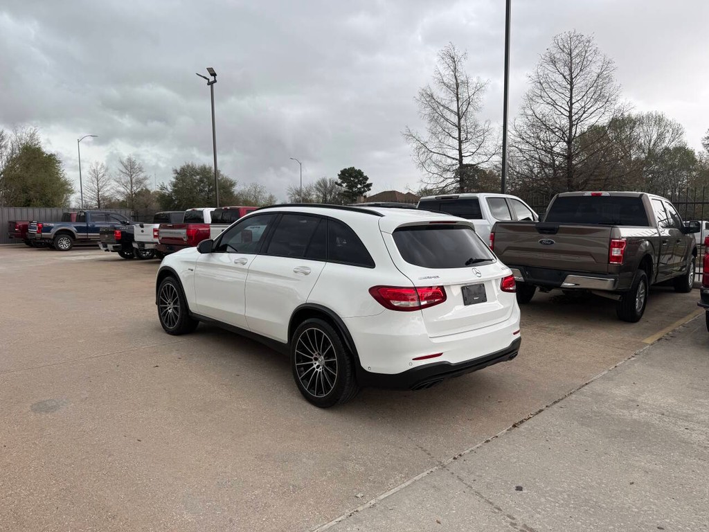 Mercedes-Benz GLC Vehicle Full-screen Gallery Image 04