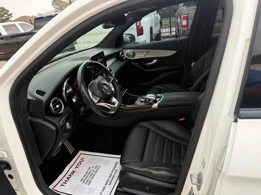 Mercedes-Benz GLC Vehicle Full-screen Gallery Image 07