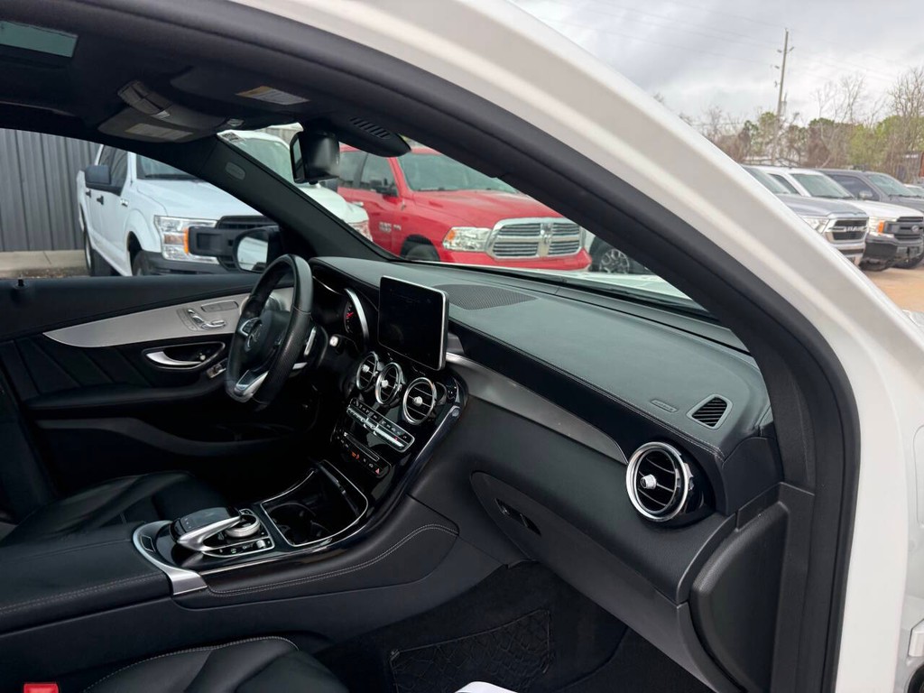 Mercedes-Benz GLC Vehicle Full-screen Gallery Image 09