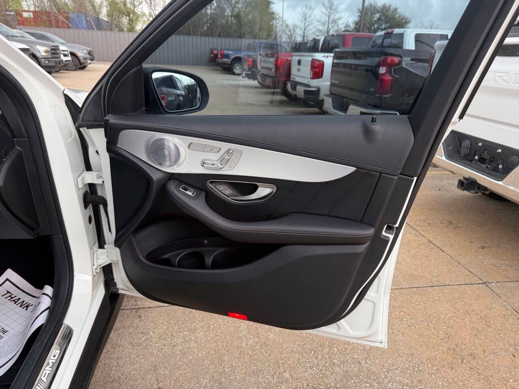 Mercedes-Benz GLC Vehicle Full-screen Gallery Image 11