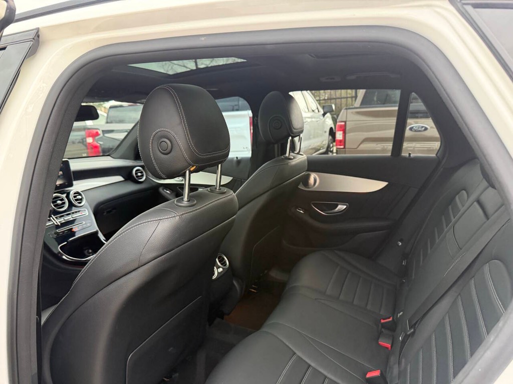 Mercedes-Benz GLC Vehicle Full-screen Gallery Image 12