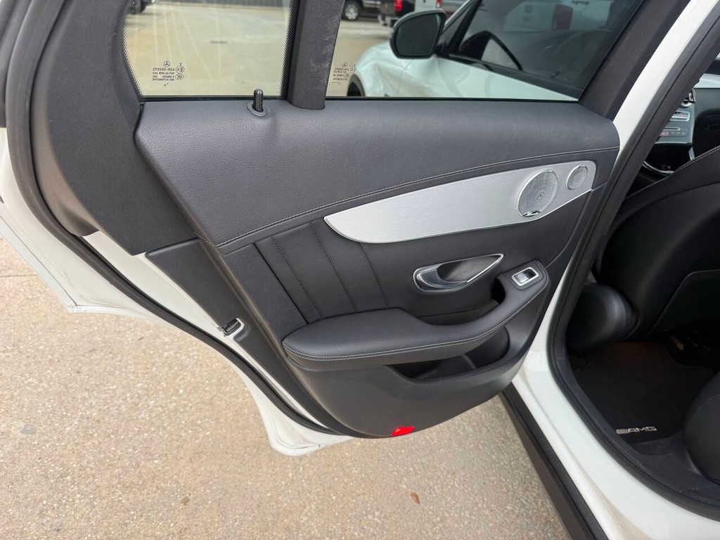 Mercedes-Benz GLC Vehicle Full-screen Gallery Image 14