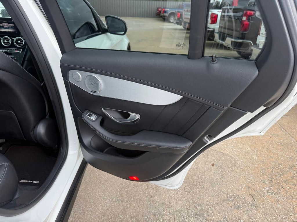 Mercedes-Benz GLC Vehicle Full-screen Gallery Image 16