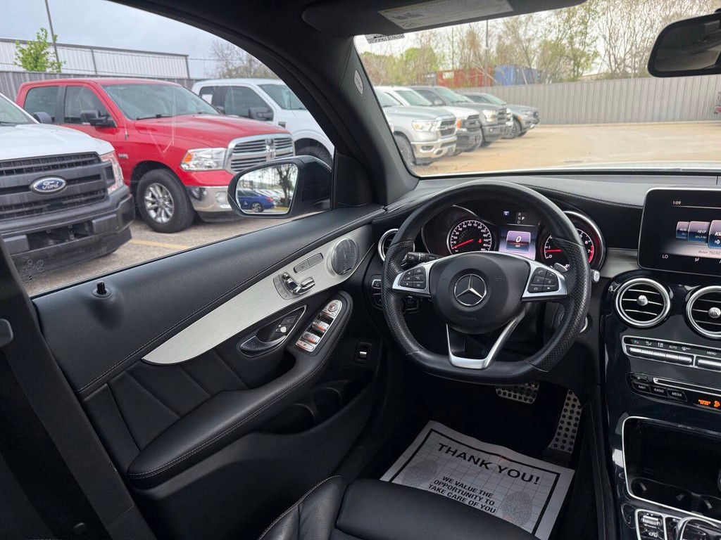 Mercedes-Benz GLC Vehicle Full-screen Gallery Image 19