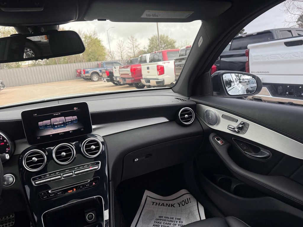 Mercedes-Benz GLC Vehicle Full-screen Gallery Image 20