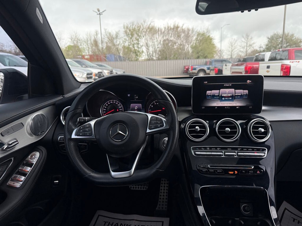 Mercedes-Benz GLC Vehicle Full-screen Gallery Image 21