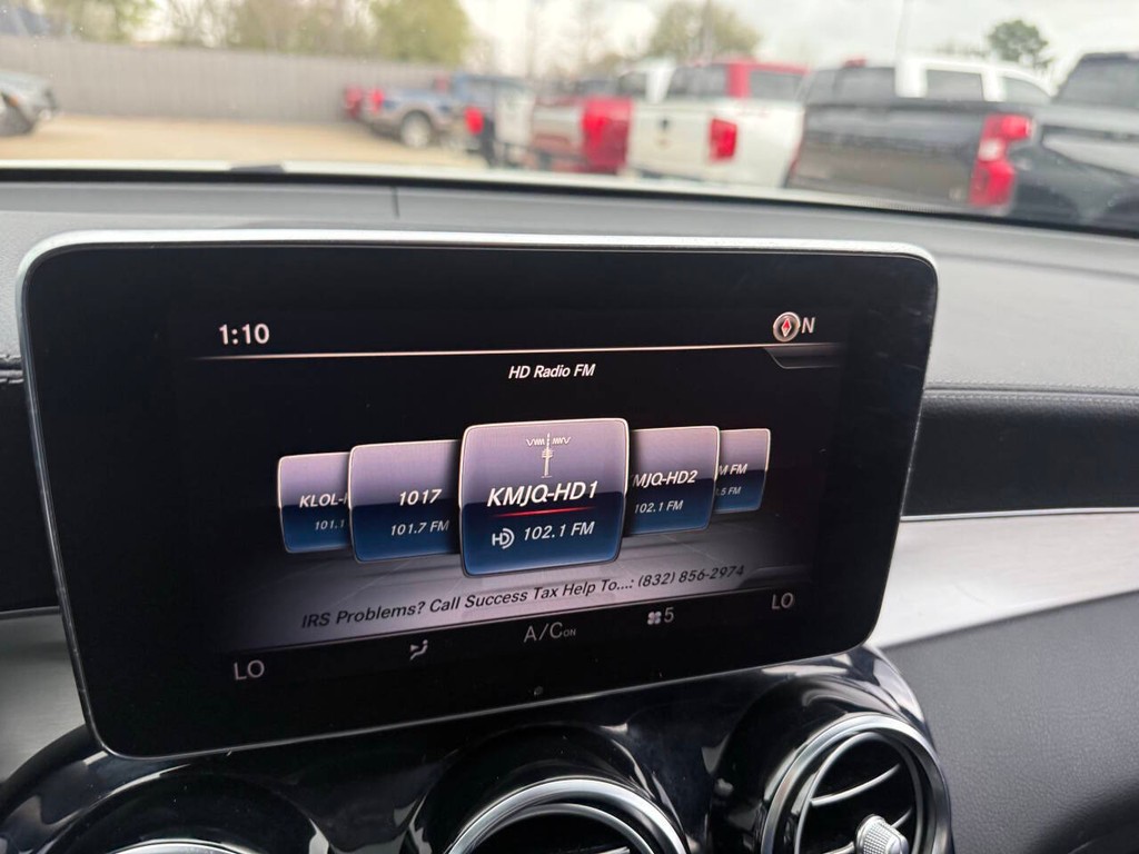 Mercedes-Benz GLC Vehicle Full-screen Gallery Image 25