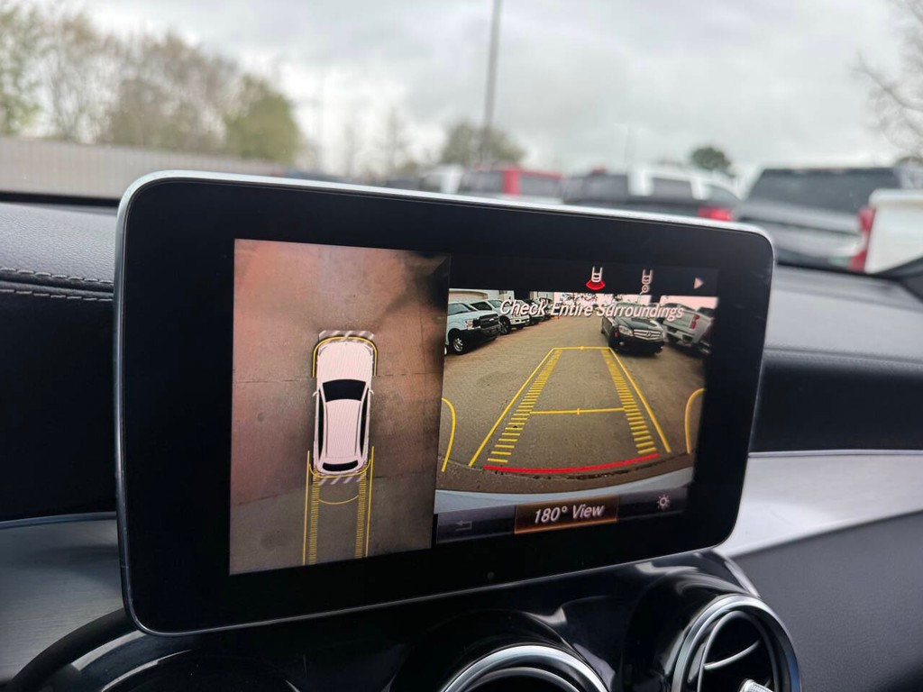 Mercedes-Benz GLC Vehicle Full-screen Gallery Image 27