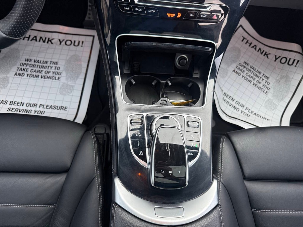 Mercedes-Benz GLC Vehicle Full-screen Gallery Image 29