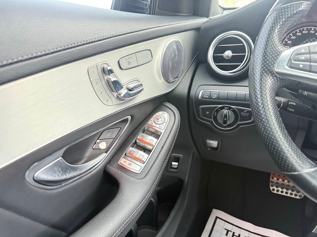 Mercedes-Benz GLC Vehicle Full-screen Gallery Image 30