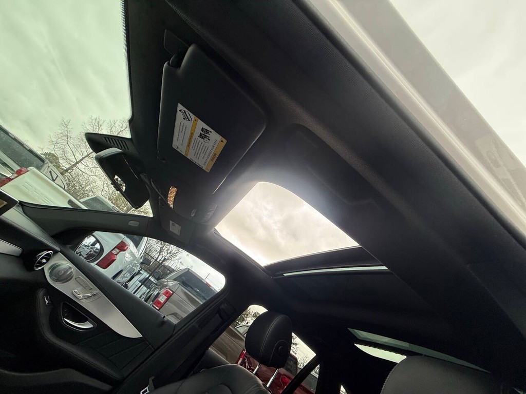 Mercedes-Benz GLC Vehicle Full-screen Gallery Image 31