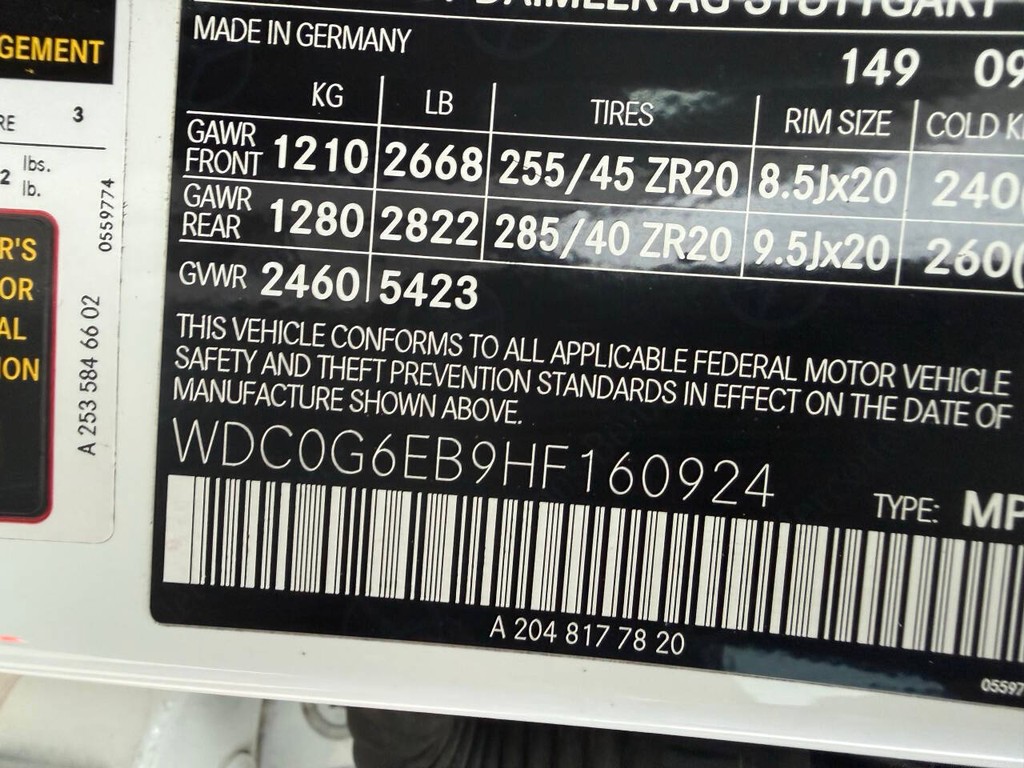 Mercedes-Benz GLC Vehicle Full-screen Gallery Image 35