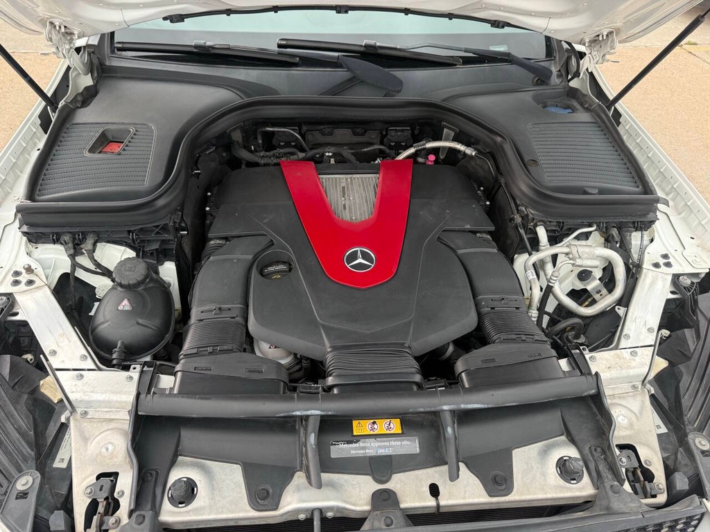 Mercedes-Benz GLC Vehicle Full-screen Gallery Image 36