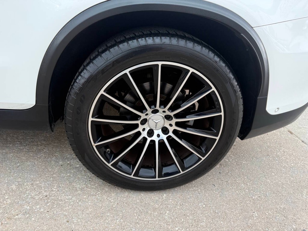 Mercedes-Benz GLC Vehicle Full-screen Gallery Image 37