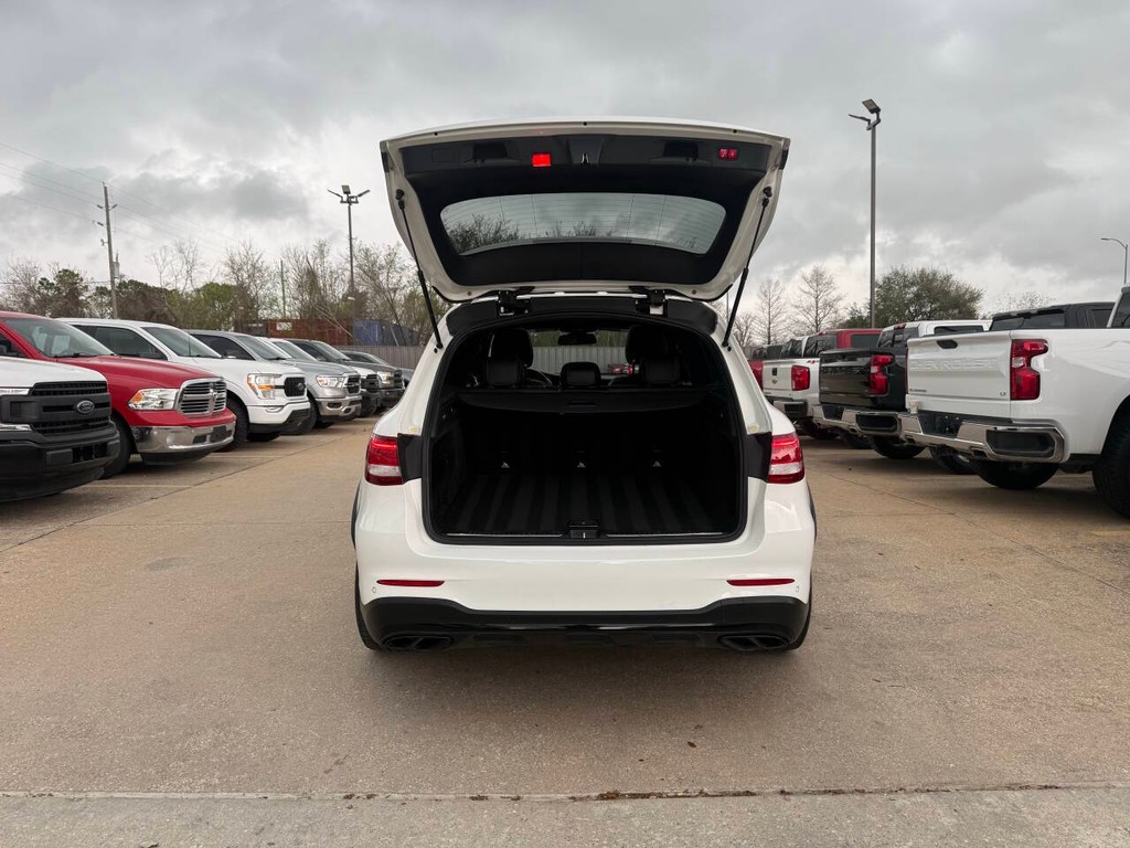 Mercedes-Benz GLC Vehicle Full-screen Gallery Image 38