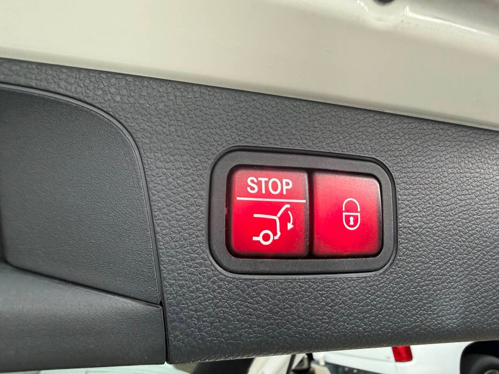 Mercedes-Benz GLC Vehicle Full-screen Gallery Image 39