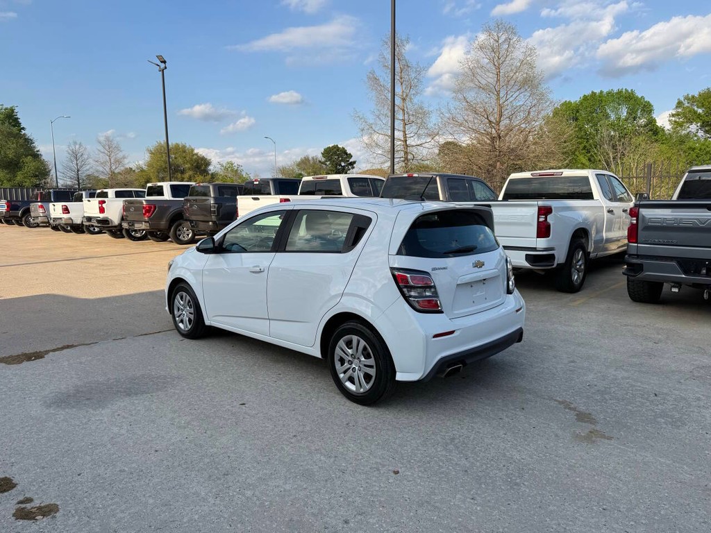 Chevrolet Sonic Vehicle Full-screen Gallery Image 03