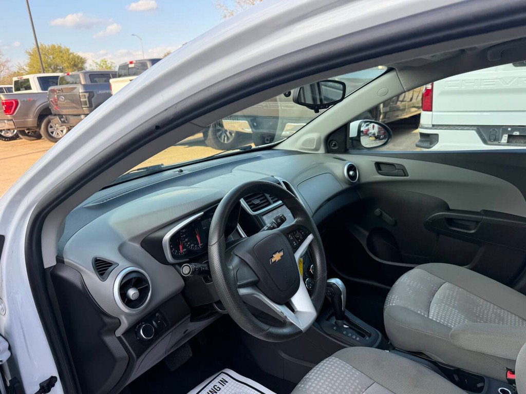 Chevrolet Sonic Vehicle Full-screen Gallery Image 06