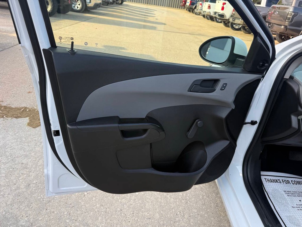 Chevrolet Sonic Vehicle Full-screen Gallery Image 08