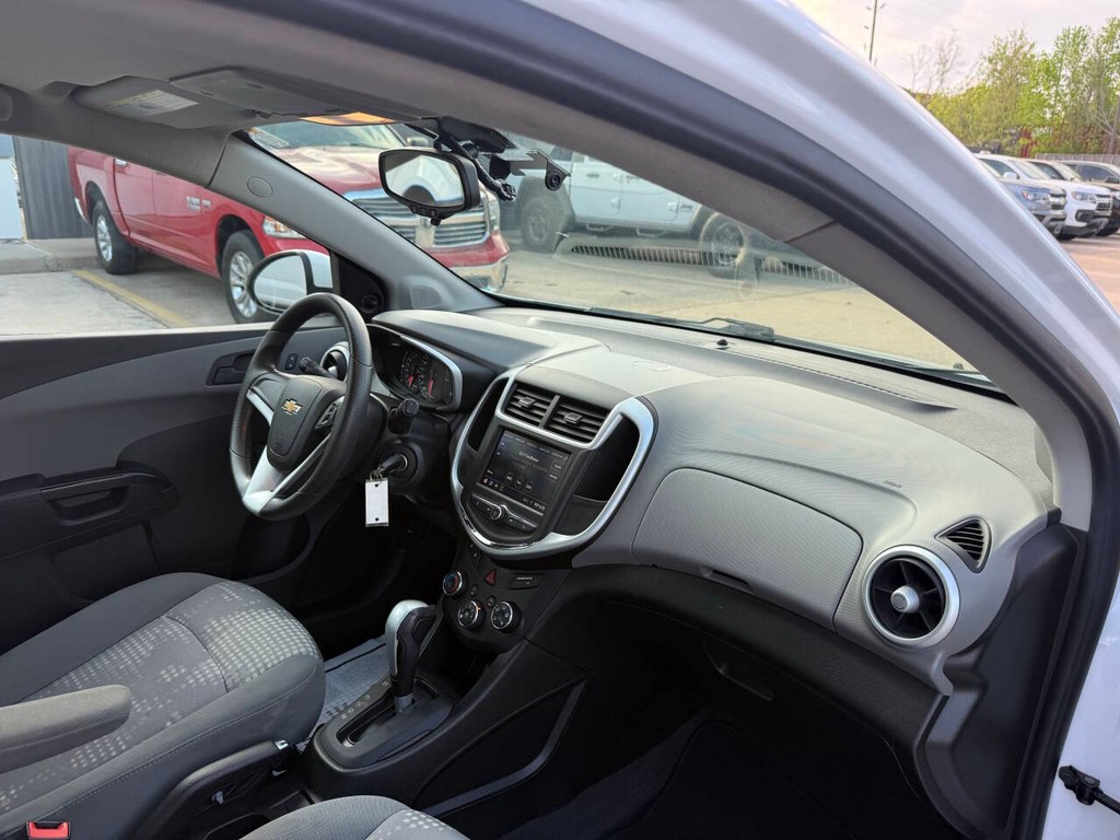 Chevrolet Sonic Vehicle Full-screen Gallery Image 09