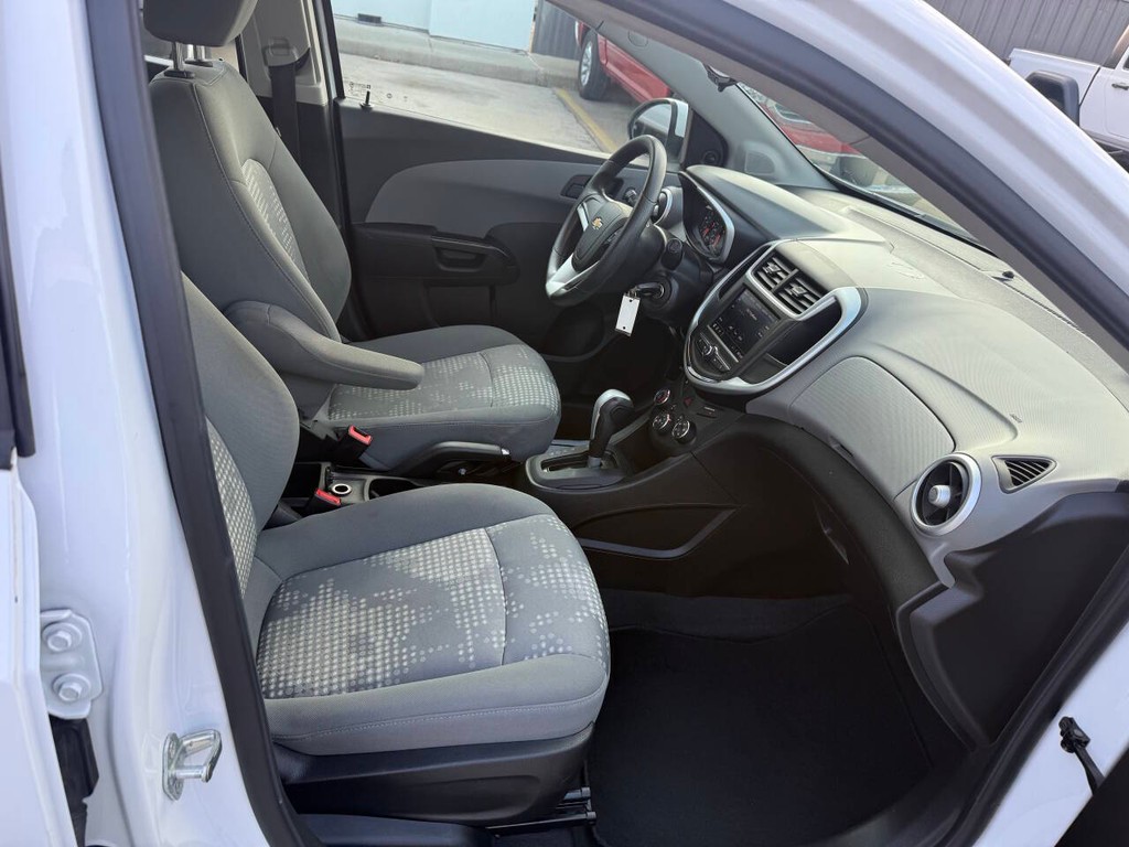 Chevrolet Sonic Vehicle Full-screen Gallery Image 10