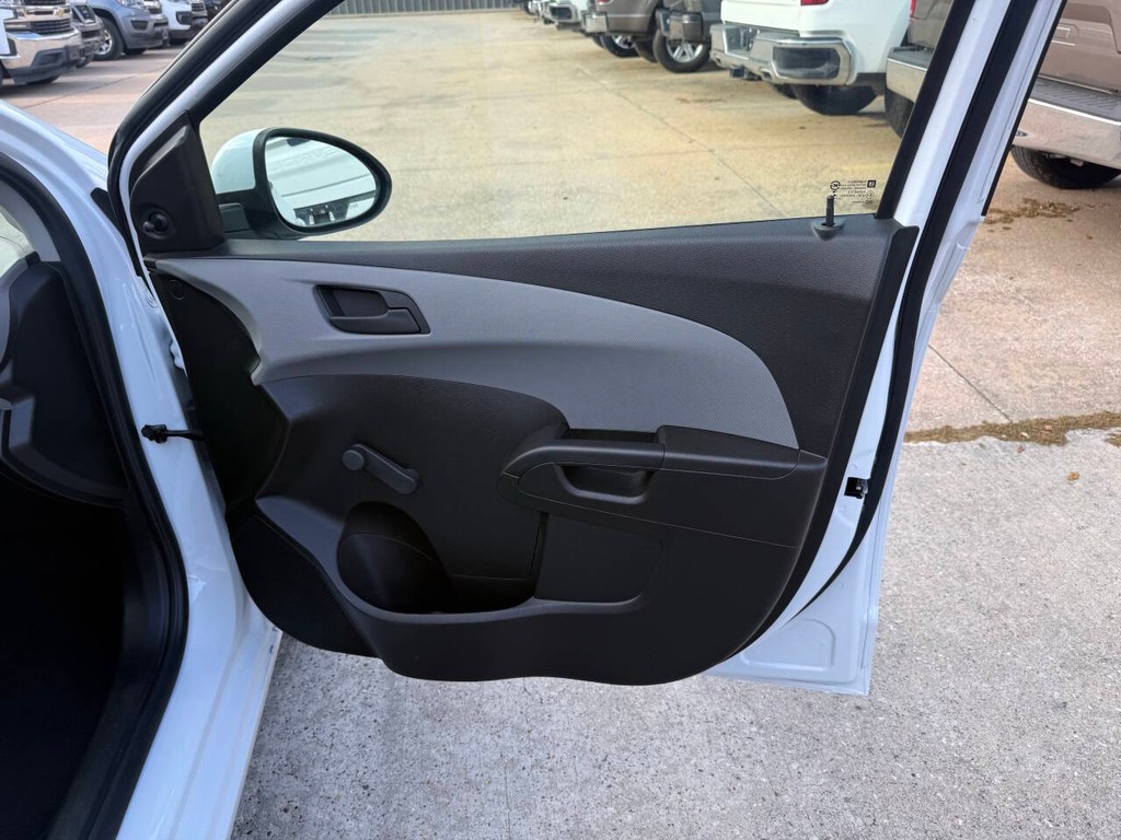 Chevrolet Sonic Vehicle Full-screen Gallery Image 11