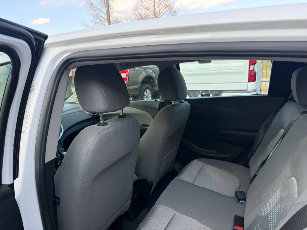 Chevrolet Sonic Vehicle Full-screen Gallery Image 12