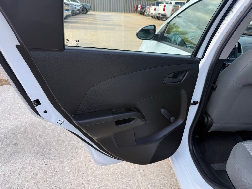 Chevrolet Sonic Vehicle Full-screen Gallery Image 14