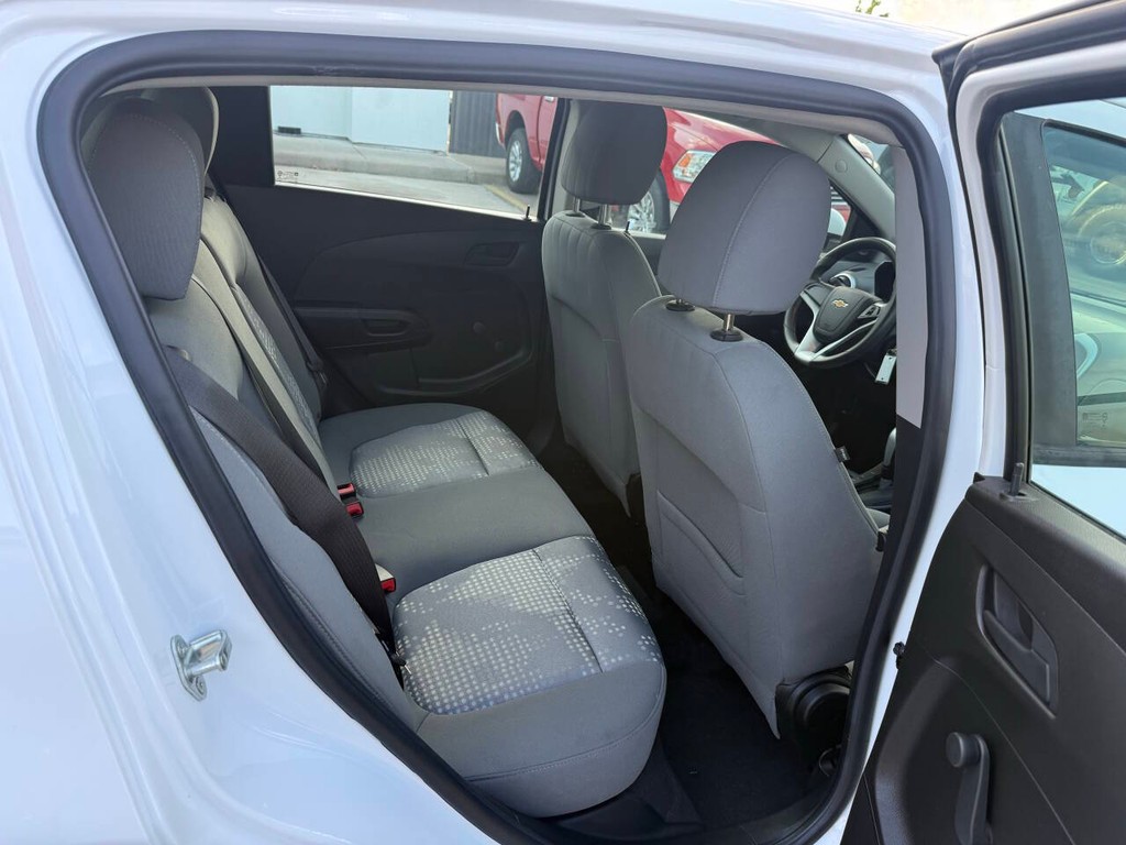 Chevrolet Sonic Vehicle Full-screen Gallery Image 15