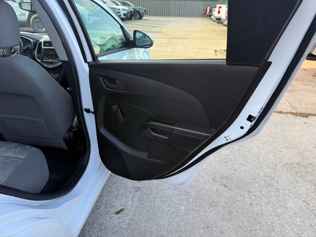 Chevrolet Sonic Vehicle Full-screen Gallery Image 16