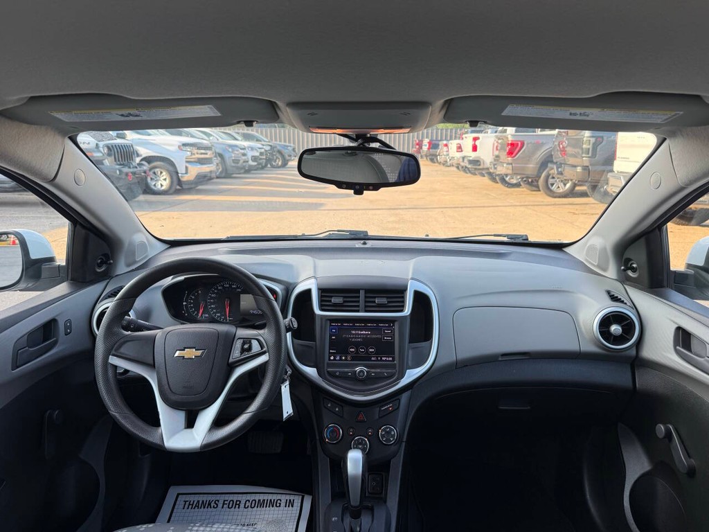 Chevrolet Sonic Vehicle Full-screen Gallery Image 17