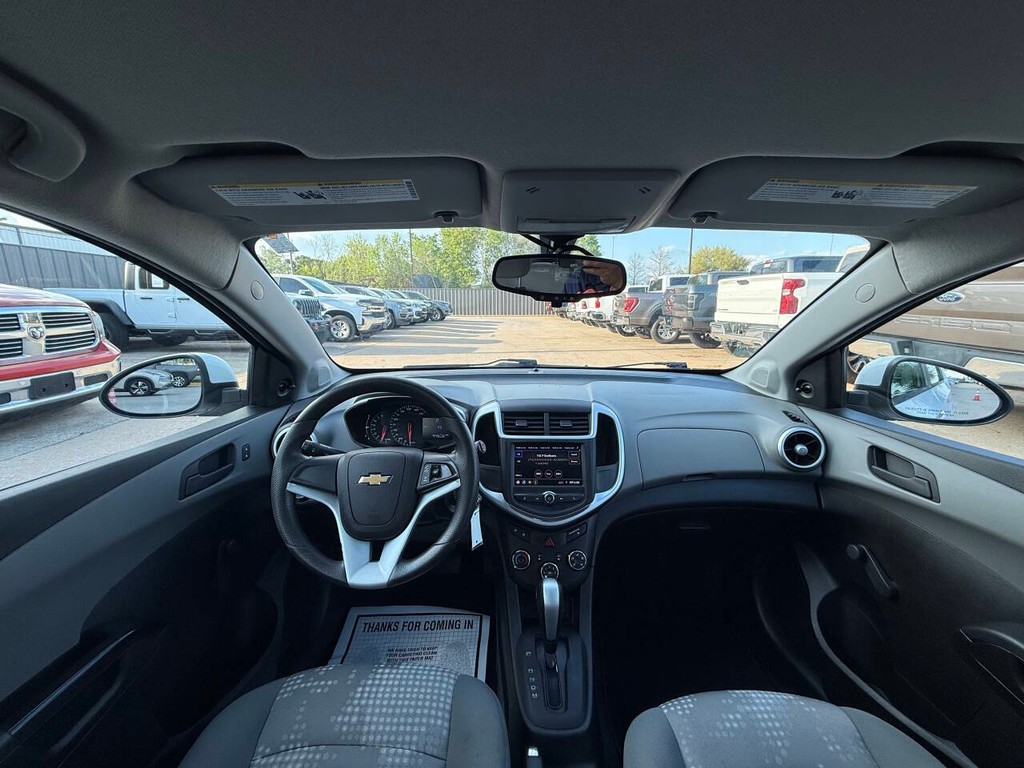 Chevrolet Sonic Vehicle Full-screen Gallery Image 18