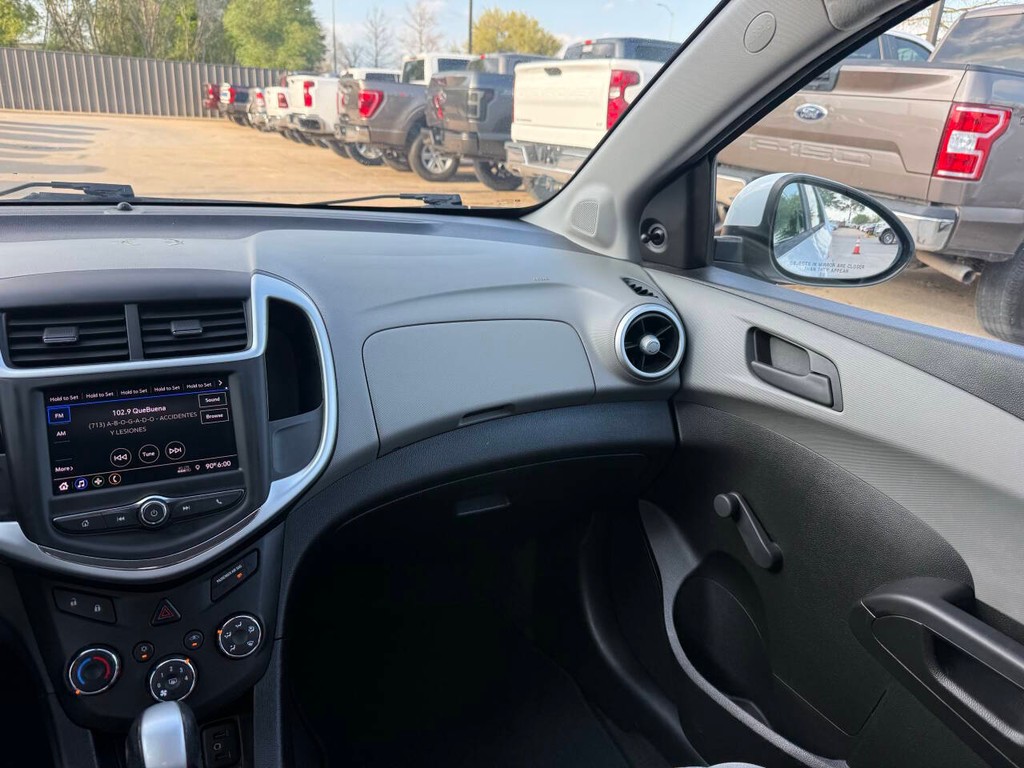 Chevrolet Sonic Vehicle Full-screen Gallery Image 19