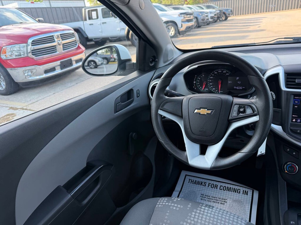 Chevrolet Sonic Vehicle Full-screen Gallery Image 20