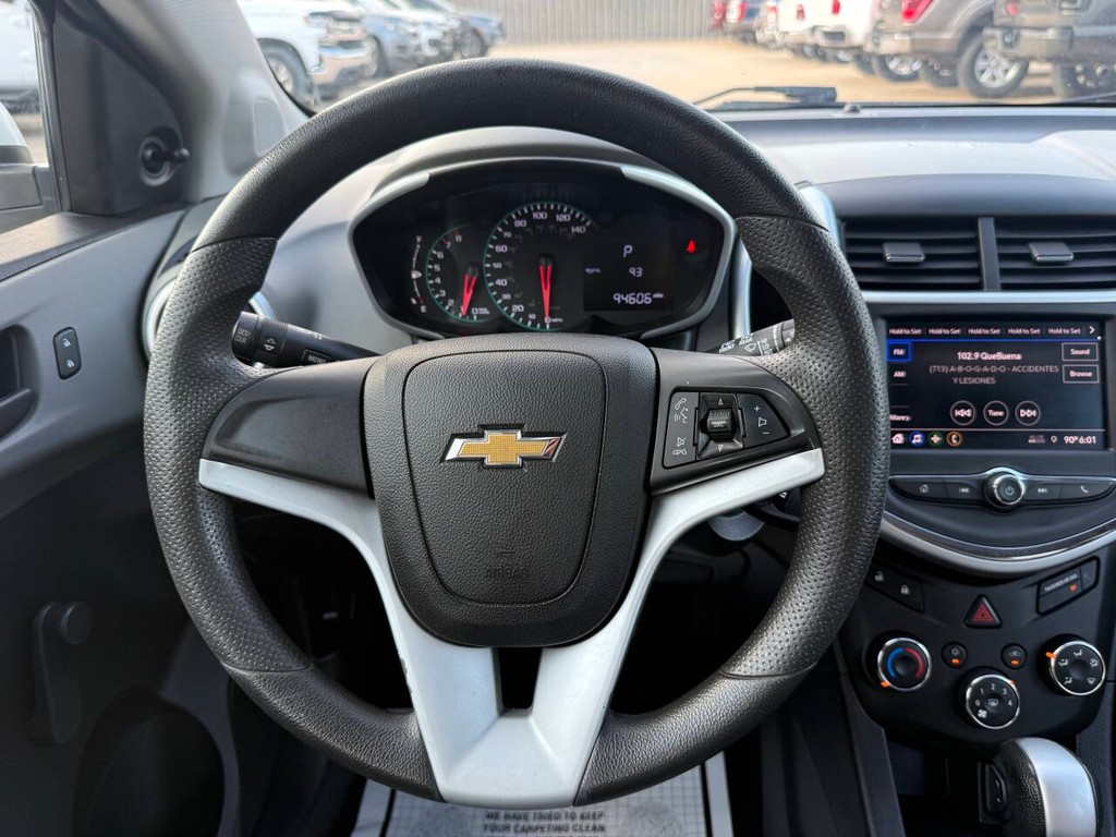 Chevrolet Sonic Vehicle Full-screen Gallery Image 23