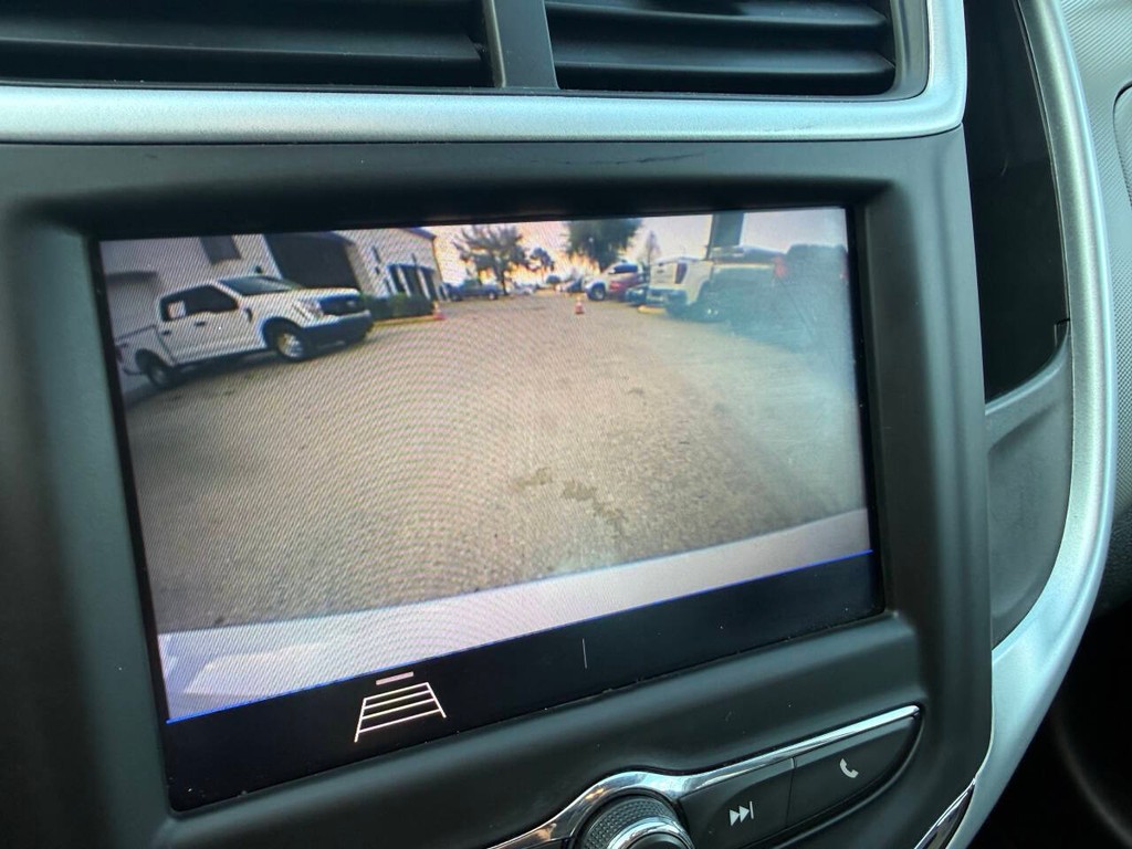 Chevrolet Sonic Vehicle Full-screen Gallery Image 27