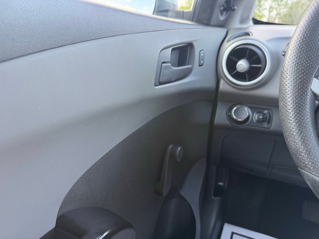 Chevrolet Sonic Vehicle Full-screen Gallery Image 30