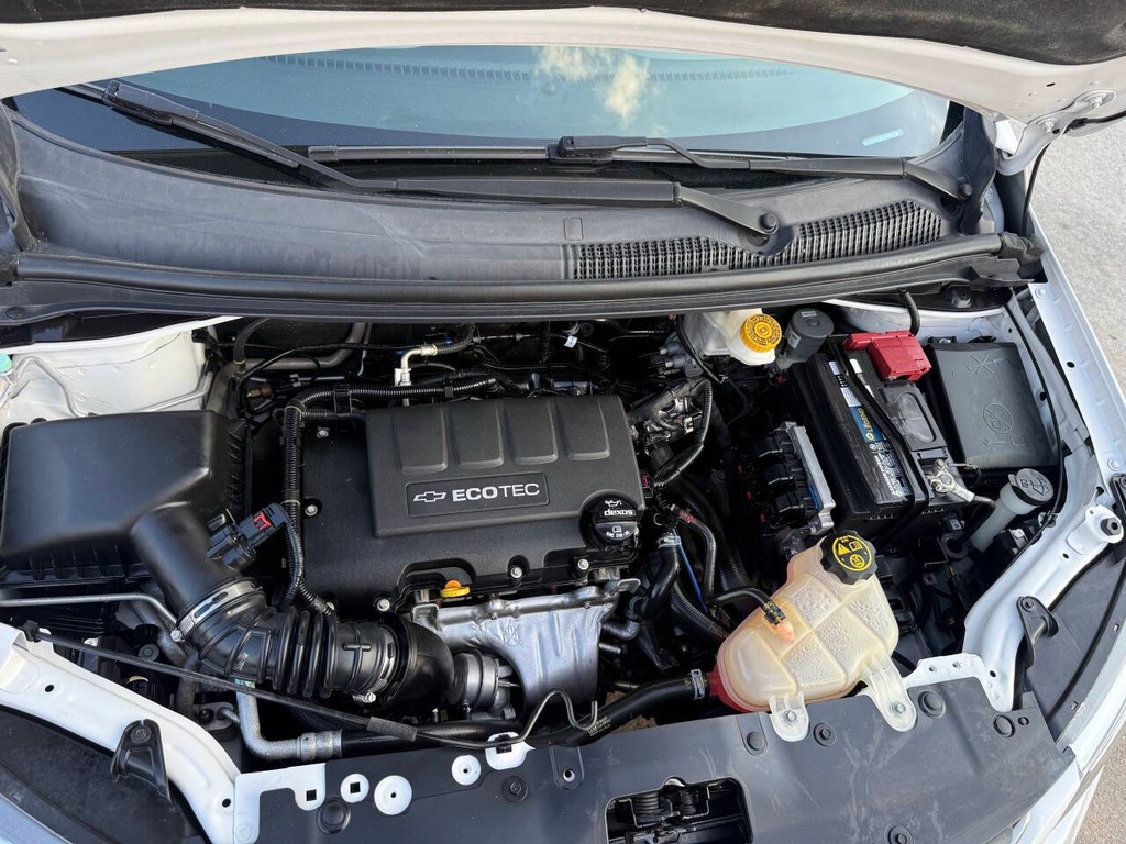 Chevrolet Sonic Vehicle Full-screen Gallery Image 34